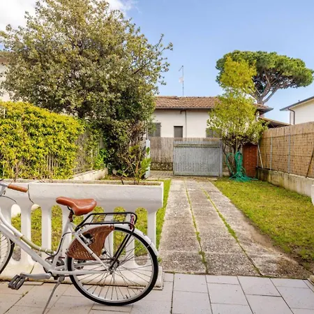 Amazing Villa Abruzzi, In Heart Of Forte Dei Marmi Exterior photo
